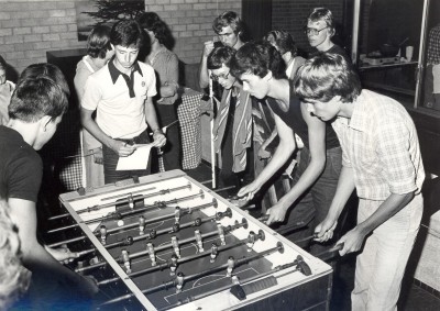 Tafelvoetbal in jongerenclubhuis, Veghel 1979 (foto: Harry van Liempd, collectie BHIC nr. BHC001024536)