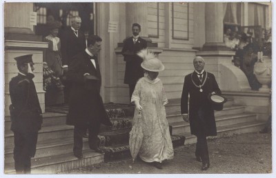 Burgemeester Raupp ontvangt koningin Wilhelmina op de Internationale Tentoonstelling van Nijverheid, Handel en Kunst te Tilburg op 14 juli 1913.