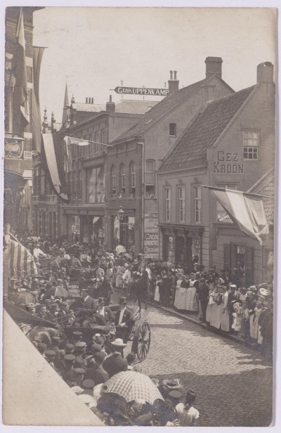 Feestelijke optocht in de Heuvelstraat t.g.v. de installatie van burgemeester Raupp.