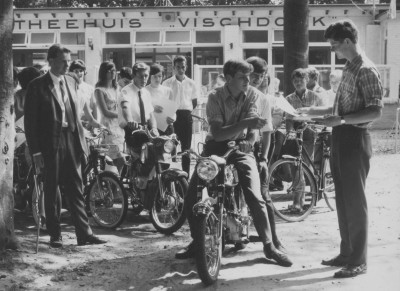 Brommertocht KPJ, Roosendaal 1969 (foto: Jan Sturm, collectie West-Brabants Archief nr. K12189)