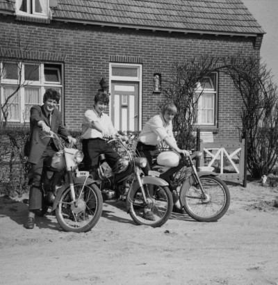 Op de brommer, Zeeland ca. 1967 (foto: fotograaf onbekend, collectie BHIC nr. DCZLD-000163)