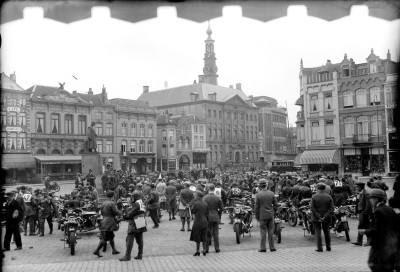Finish motorwedstrijd 'Dwars door Brabant' op de Markt, 's-Hertogenbosch 1931 (foto: Fotopersbureau Het Zuiden, collectie Erfgoed 's-Hertogenbosch