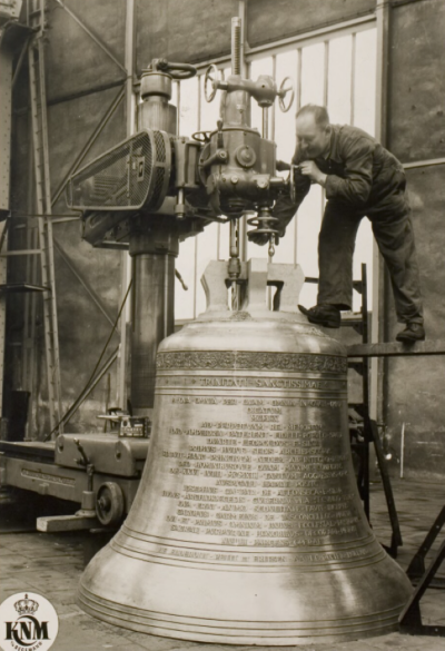 Personeel aan het werk aan een luidklok van de firma Petit & Fritsen uit Aarle-Rixtel, 1960