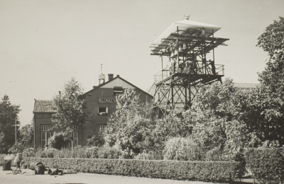 Klokkengieterij Petit en Fritsen in de klokkengieterij, gezien in de richting Dorpsstraat in Aarle-Rixtel, ca. 1960