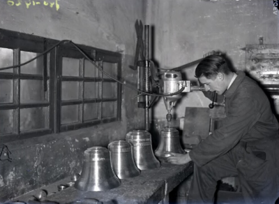 Aan het werk in de fabriek van Petit & Fritsen in 1940