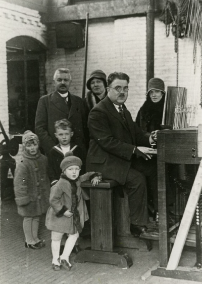 Mr. en mevr. Eijsbouts en mr. en mevr. van Balkom aan een orgel in 1927.