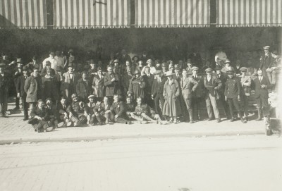 Leden van de Motorclub Brabant voor hun clublokaal Hotel Central, 's-Hertogenbosch ca. 1925 (foto: fotograaf onbekend, collectie Erfgoed 's-Hertogenbosch nr. 0024164)