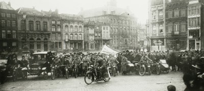 Huldiging van Theo Jansen door leden van de Motorclub Brabant, 's-Hertogenbosch 1923 (foto: fotograaf onbekend, collectie Erfgoed 's-Hertogenbosch nr. 0052711)