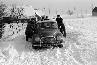 Een Audi trotseert, met een beetje hulp, de winterse omstandigheden nabij Overlangel in 1963 (foto: Daan Scholte, collectie Stadsarchief Oss nr. DSN0016_00552)