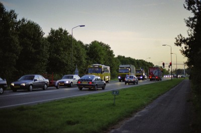 Filerijden bij de verkeerslichten op de rijksweg, Grave 1994 (foto: Jean Smeets, collectie BHIC nr. BHI002001399_002)