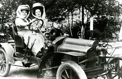 Achter het stuur van de eerste auto in Asten, ca. 1905 (foto: fotograaf onbekend, collectie RHC Eindhoven nr. 210111)