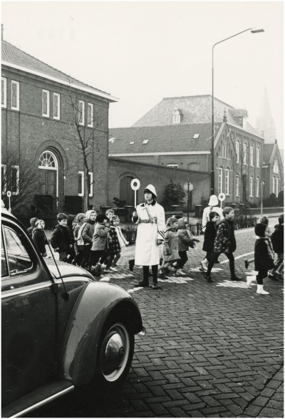 Verkeersbrigadiers laten schoolkinderen van de St. Caeciliaschool veilig oversteken, Veldhoven 1950 (fotograaf onbekend, collectie RHC Eindhoven nr. 0131086)