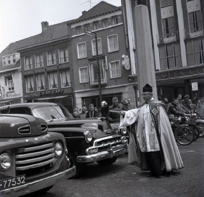 Een pastoor zegent auto’s voor bescherming en veiligheid op de weg, Eindhoven 1955 (foto: Frans van Mierlo FotoVisie, collectie RHC Eindhoven nr. 221234)