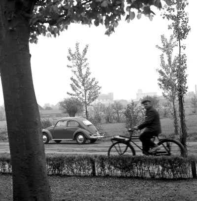 Dominicus van Ophovenstraat met op de achtergrond de NCB-CHV fabrieken aan de Noordkade, Veghel jaren 60 (foto: Harry van Liempd, collectie BHIC nr. 1915-002525)