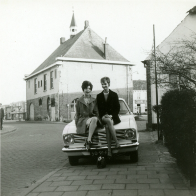 Poseren op de auto, Budel 1960 (foto: Van der Wielen/Baronie van Cranendonck, collectie RHC Eindhoven nr. 52451)