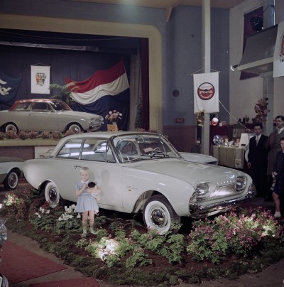 Autotentoonstelling van de Ford-garage aan de Grotestraat, Waalwijk jaren 60 (foto: J. de Bont/Gemeentearchief Waalwijk, collectie Streekarchief Langstraat Heusden Altena nr. WAA92189)