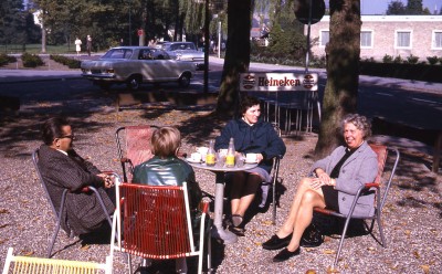Op een terras in Oisterwijk, 1969 (foto: Vera Delleman-de Kort, collectie BHIC nr. 1923-003268)