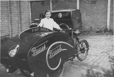 Adri bezorgt brood van Buijs met de bakfiets, Oudenbosch (foto: erven Buijs, collectie BHIC nr. 1947-000039)
