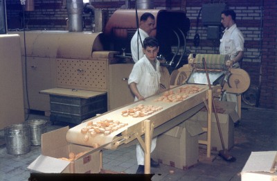 Werknemers bij de wafeloven in de Buys-fabriek, Oudenbosch 1960 (foto: erven Buijs, collectie BHIC nr. 1947-000223)
