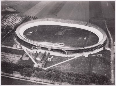 De wieler- en motorbaan aan de Tilburgseweg vanuit de lucht, Goirle 1925 (foto: fotograaf onbekend, collectie Regionaal Archief Tilburg nr. 046685)