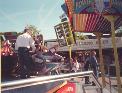 De 'Power Dance' op de kermis, Berlicum 2002 (foto: Historische Vereniging Berlicum-Middelrode, collectie BHIC nr. 1627-003099 ) 