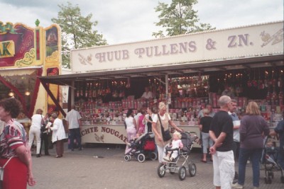 Zoetwaren van Huub Pullens & zn. op de kermis, Berlicum 2002 (foto: Historische Vereniging Berlicum-Middelrode, collectie BHIC nr. 1627-003115)  