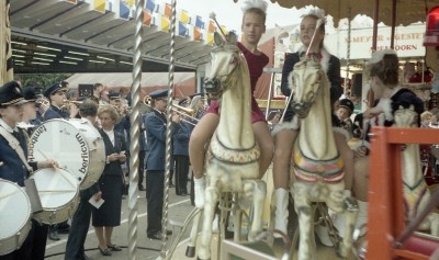 In de draaimolen op kermiszondag, Berlicum 1988  (foto: Historische Vereniging Berlicum-Middelrode, collectie BHIC nr. 1627-003123 ) 