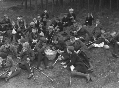 Lunchpauze tijdens het eieren bedelen, Helvoirt 1937 (foto: Fotopersbureau Het Zuiden, collectie BHIC nr. 1631-000775)