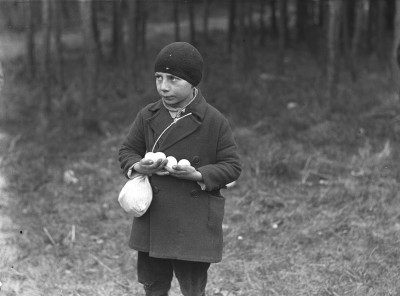 Jongen met zijn eier-opbrengst, Helvoirt 1937 (foto: Fotopersbureau Het Zuiden, collectie BHIC nr. 1631-000776)