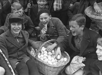 Eieren bedelen, Helvoirt 1937 (foto: Fotopersbureau Het Zuiden, collectie BHIC nr. 1631-000780)