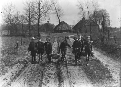Jongens halen eieren op in het buitengebied, Helvoirt 1939 (foto: Fotopersbureau Het Zuiden, collectie BHIC nr. 1631-000784)