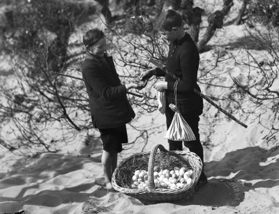 Het opgehaalde geld tellen, Helvoirt 1932 (foto: Fotopersbureau Het Zuiden, collectie BHIC nr. 1631-000817) 