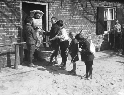 Eieren van 'opoe' Van Berkel, Helvoirt 1936 (foto: Fotopersbureau Het Zuiden, collectie BHIC nr. 1631-000820) 