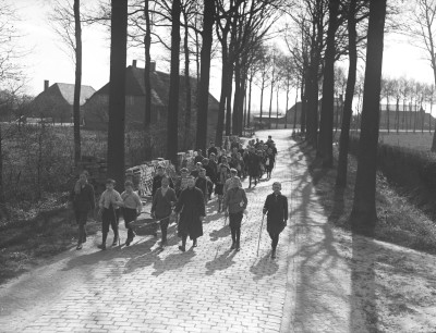 Jongens gaan van deur naar deur om eieren te bedelen, Helvoirt 1932 (foto: Fotopersbureau Het Zuiden, collectie BHIC nr. 1631-000821)