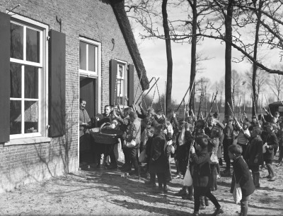 'Dreigende' stokken bij het eieren bedelen, Helvoirt 1932 (foto: Fotopersbureau Het Zuiden, collectie BHIC nr. 1631-000822) 