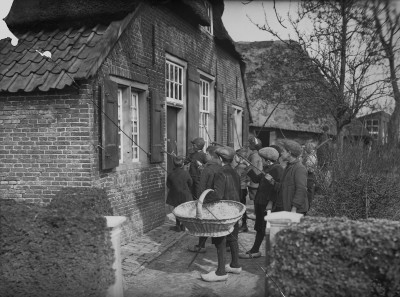 Langs de deuren voor Paaseieren in de Goede Week, Helvoirt jaren 30 (foto: Fotopersbureau Het Zuiden, collectie BHIC nr. 1631-000830) 