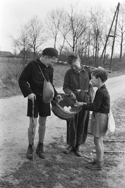 Jongens met zelfgemaakte Paasstokken en de gekregen eieren in een mandje, Cromvoirt 1954 (foto: Fotopersbureau Het Zuiden, collectie BHIC nr. 1634-012094) 