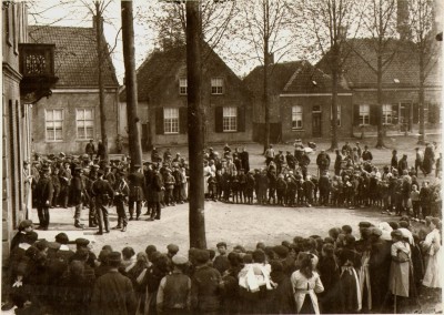 Veel publiek bij het gemeentehuis voor het proces tegen de verdachten van een roofmoord, Sint-Oedenrode 1919 (foto: collectie Jo van der Kaaij, BHIC nr. DCKAAIJ-000165)