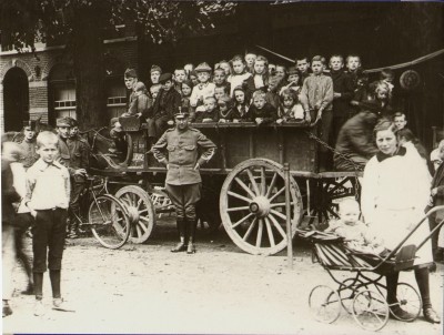 De militairen hebben de wagens volgeladen met kinderen op Koninginnedag, Sint-Oedenrode 1918 (foto: collectie Jo van der Kaaij, BHIC nr. DCKAAIJ-000346)