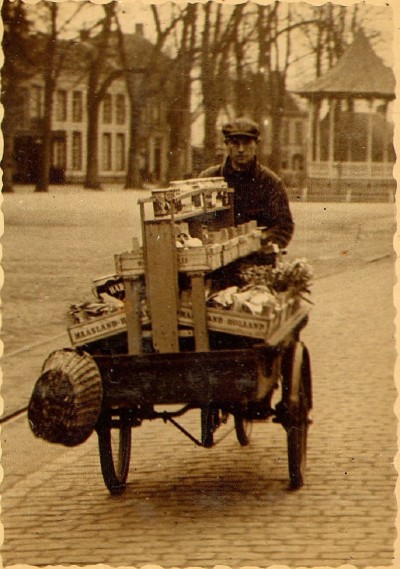 Graat (Gerardus Adrianus) van Zon (1900-1960) met de groentenwagen, Sint-Oedenrode voor 1937 (foto: collectie Jo van der Kaaij, BHIC nr. DCKAAIJ-000523)