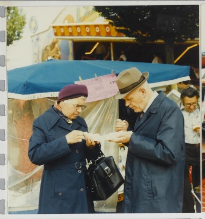 twee mensen eten een banaan met slagroom op de kermis