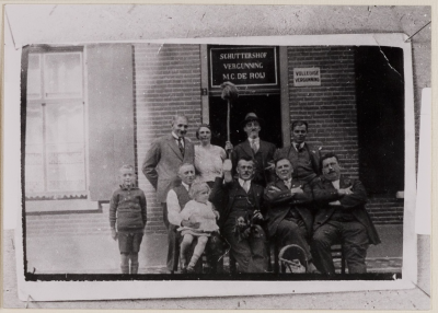 een groep mensen voor café Schuttershof