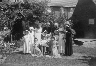 Operette Visite aan 't Poppenhuis ten bate van H.A.R.K., Vught 12 mei 1945 (foto: Fotopersbureau Het Zuiden, collectie BHIC nr. 1634-006083)