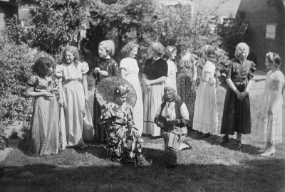 Operette Visite aan 't Poppenhuis ten bate van H.A.R.K., Vught 12 mei 1945 (foto: Fotopersbureau Het Zuiden, collectie BHIC nr. 1634-006640)