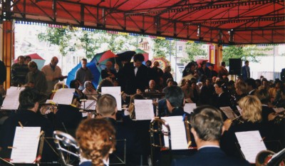 Koninklijke Harmonie Oefening en Uitspanning op de botsautobaan tijdens het kermisconcert in 1998