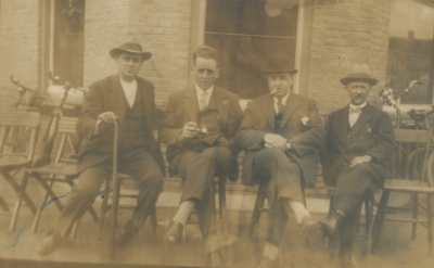 Groepsfoto tijdens de kermis, 1932