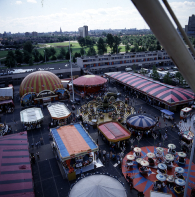 Panorama kermis gezien vanuit het reuzenrad, Winkelcentrum Woensel, 1975 - 1983