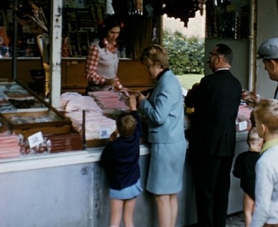 Zuurstok kopen op de kermis, Mill jaren 60 (filmstill uit SWEENS-07, collectie BHIC)