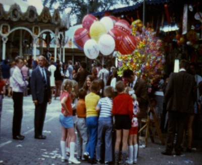 Ballonnen te koop op de kermis, Nistelrode ca. 1970 (filmstill uit een familiefilm van de familie Van Oosterhout, heemkundekring Nistelvorst / collectie BHIC nr. OOS-06)