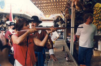 Prijsschieten op de kermis onder toeziend oog van een lid van het Gilde van Asten, 1999.